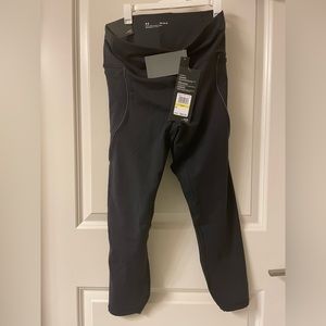 Under armour women’s leggings, fitted, side pockets, medium, new with tag.